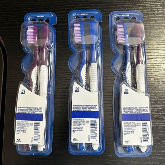 Oral-B Lot of 3 Value Pack Soft Toothbrushes - Picture 2 of 3